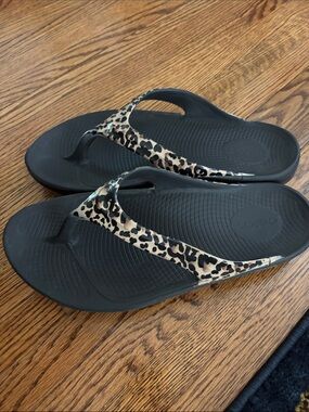 OOFOS Leopard Print Flip Flops 11